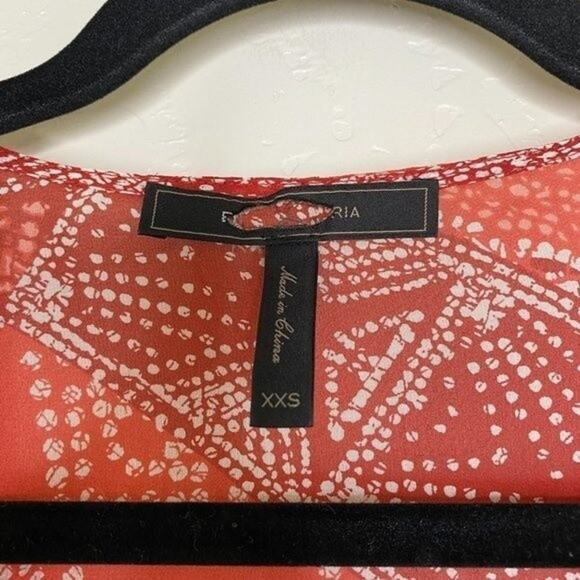 BCBG MaxAzria Nickelette Batik Printed 100% Silk Blouse XXS - Picture 4 of 7